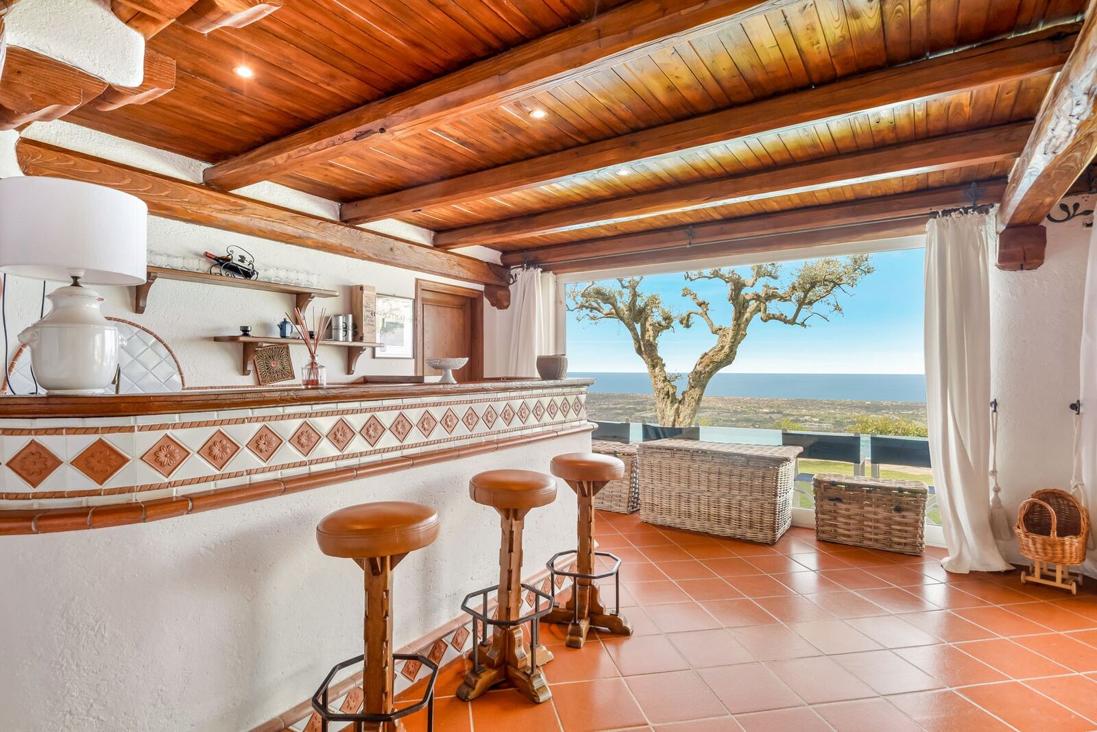 L'angolo bar con vista sul mare