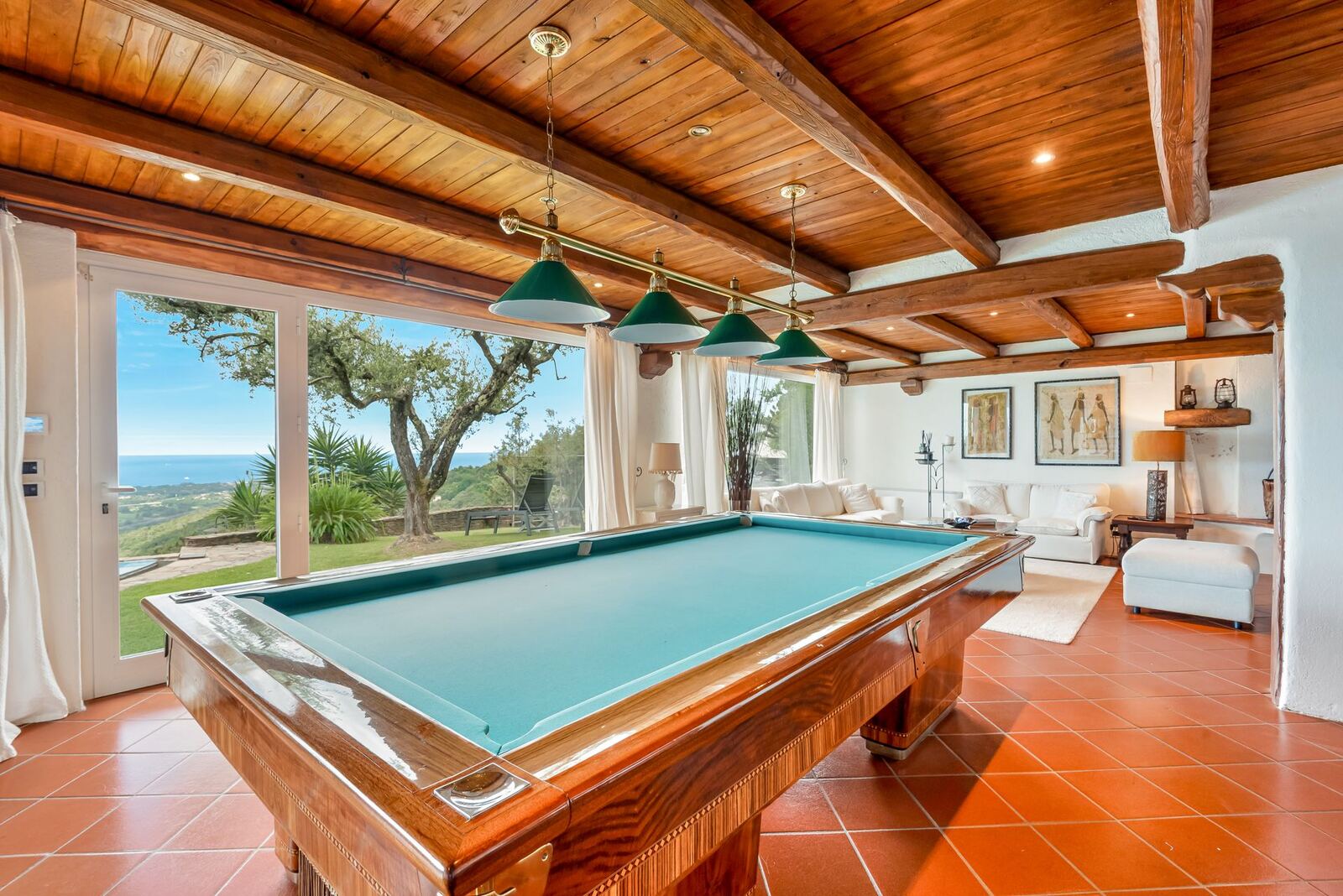 Il biliardo davanti alla vetrata vista mare