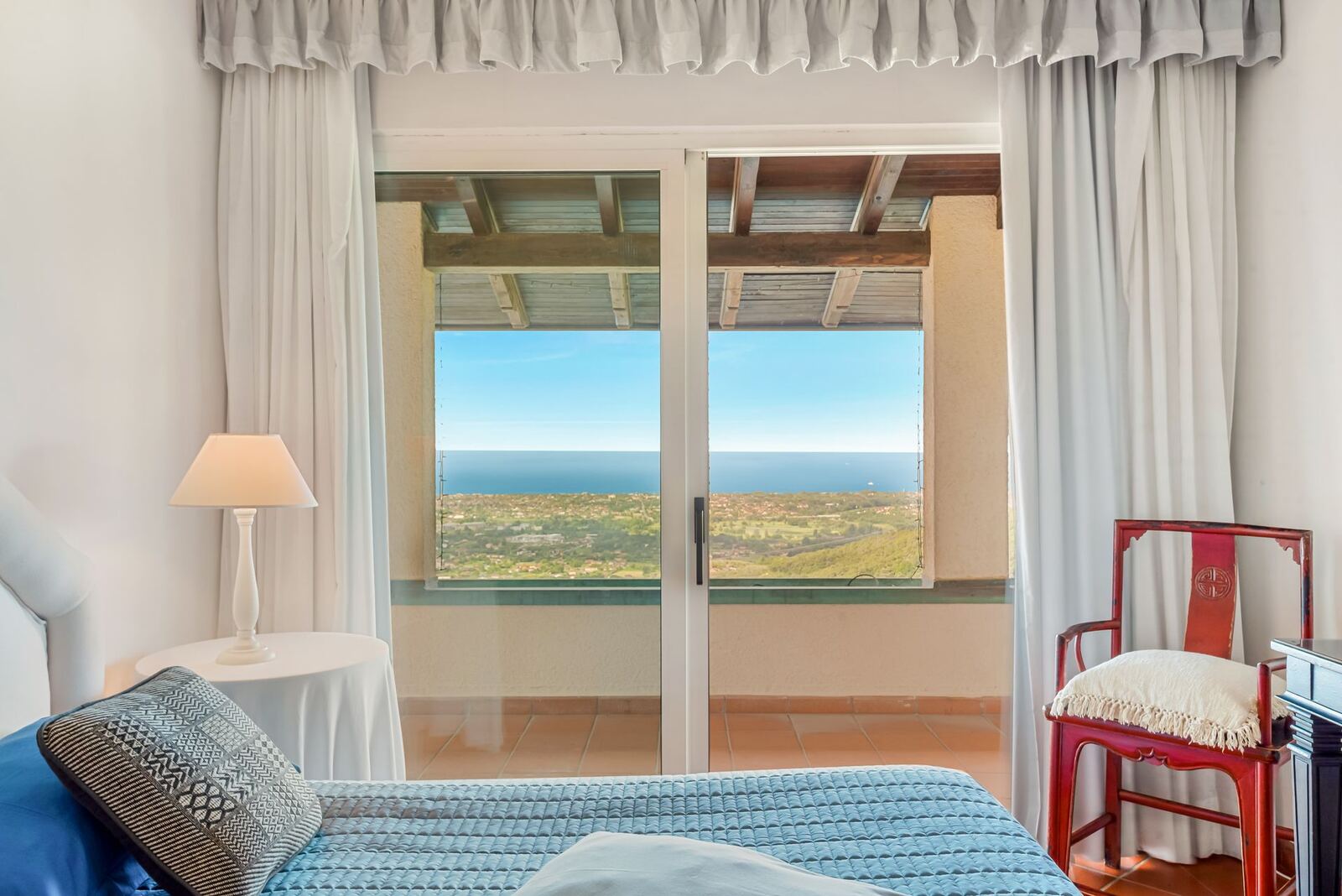 Camera da letto affacciata sulla terrazza vista mare
