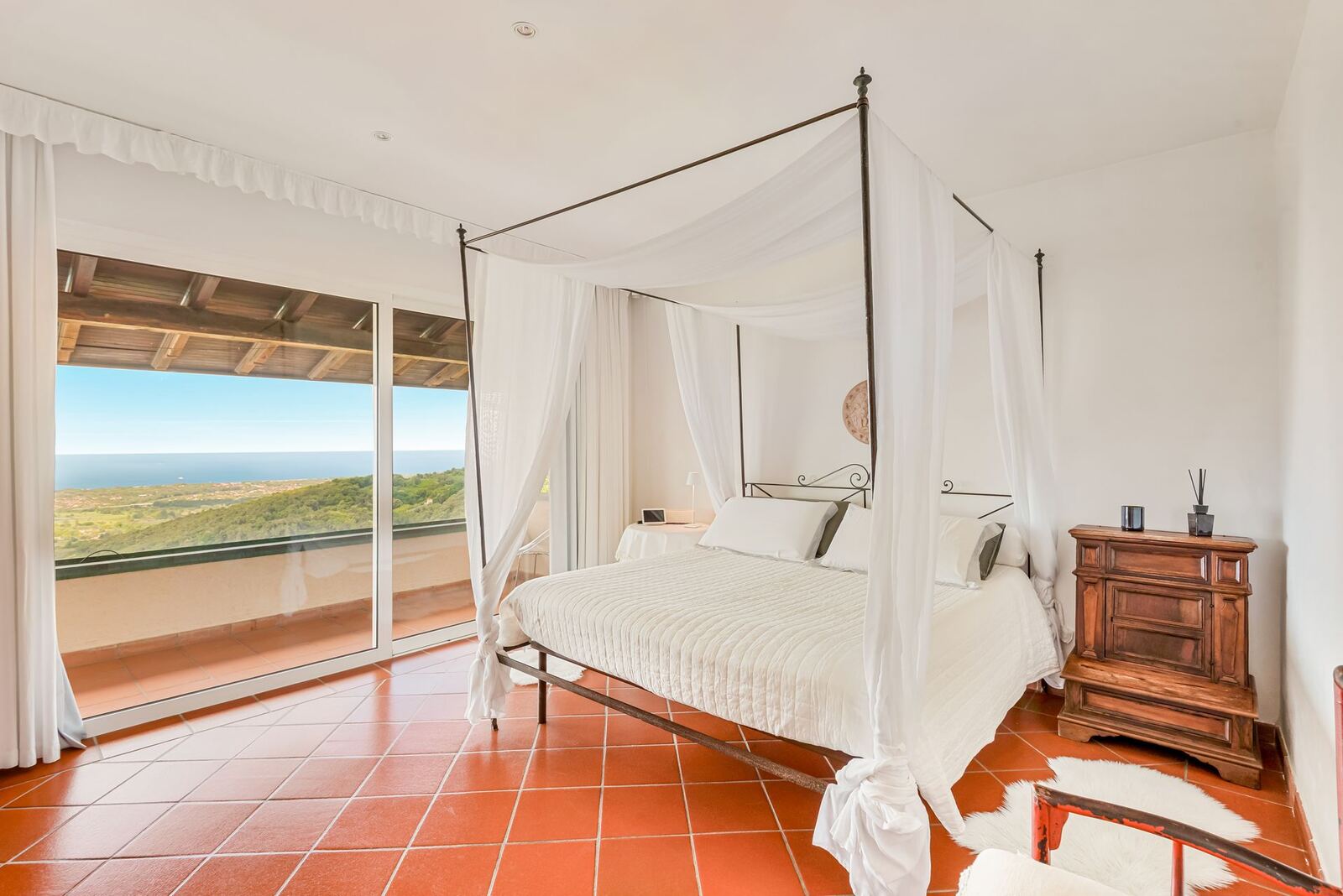 Camera con letto a baldacchino e vista mare