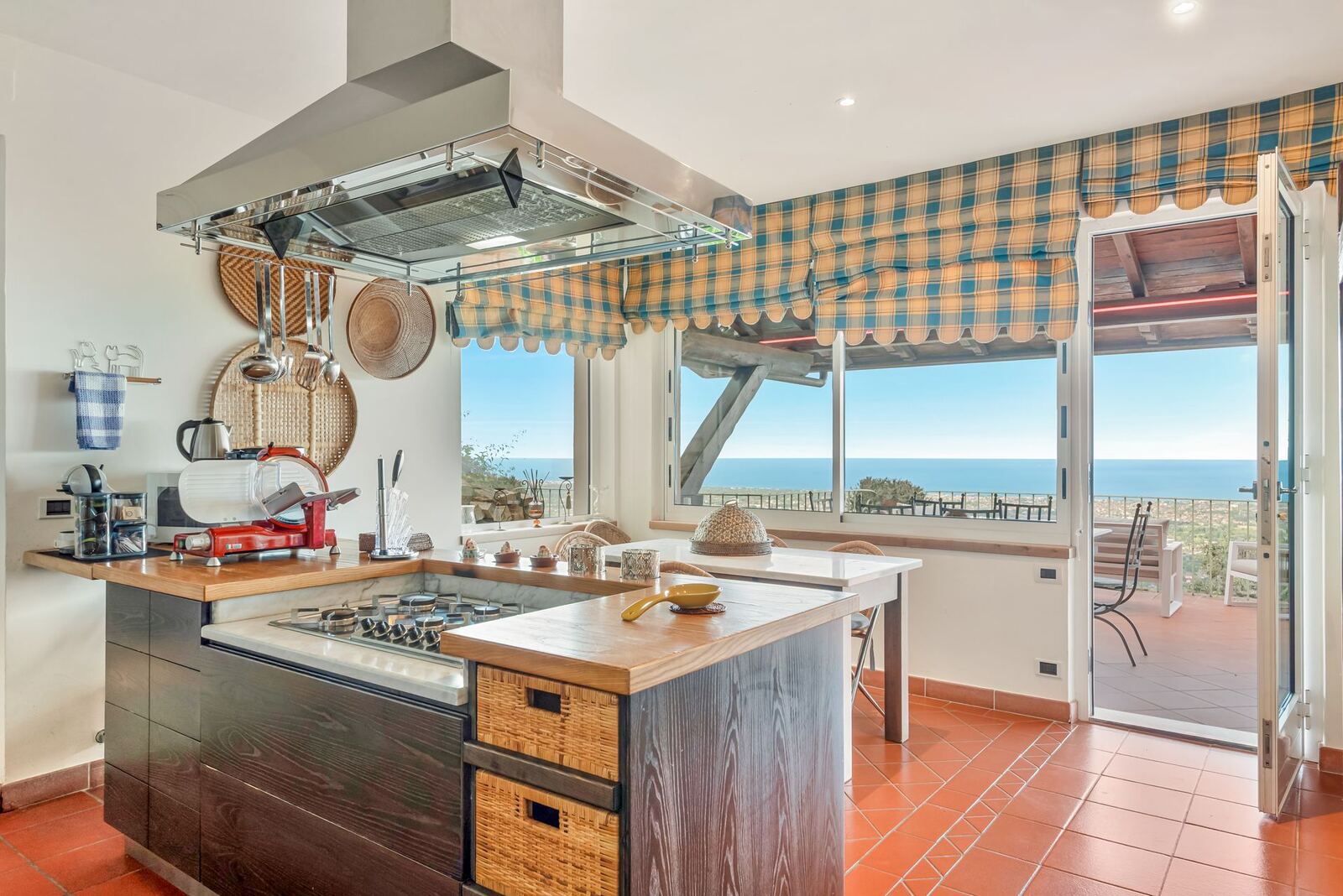 La cucina abitabile aperta sulla terrazza panoramica