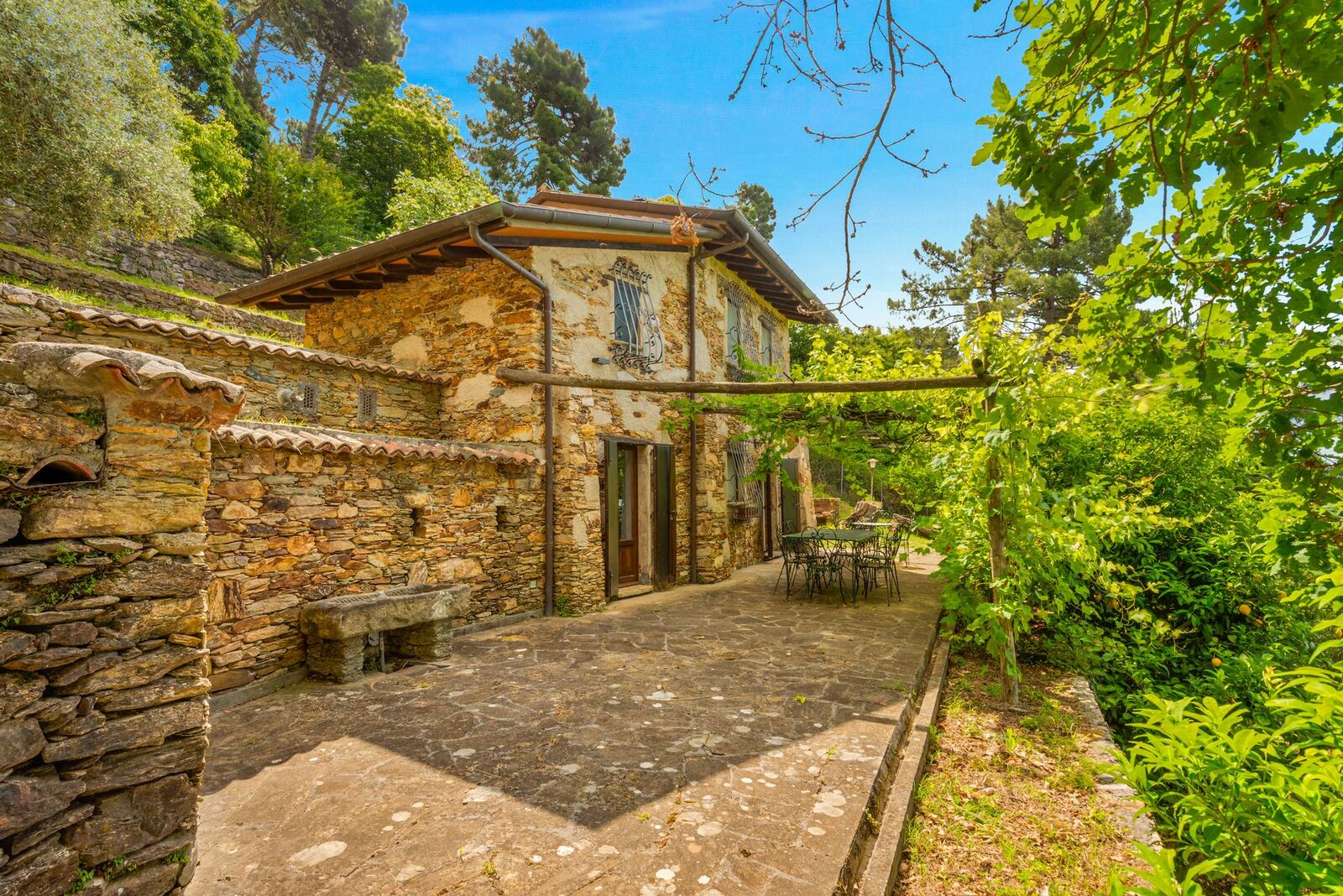 La dependance in pietra in stile rustico toscano