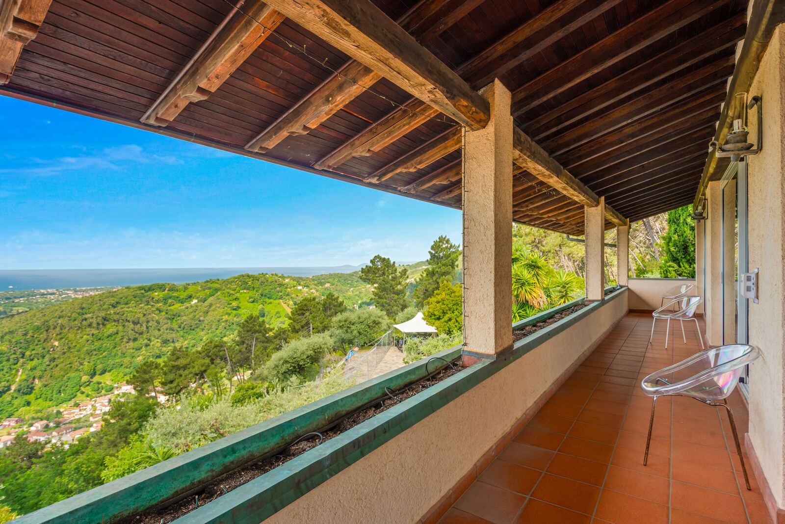 La loggia panoramica al piano delle camere