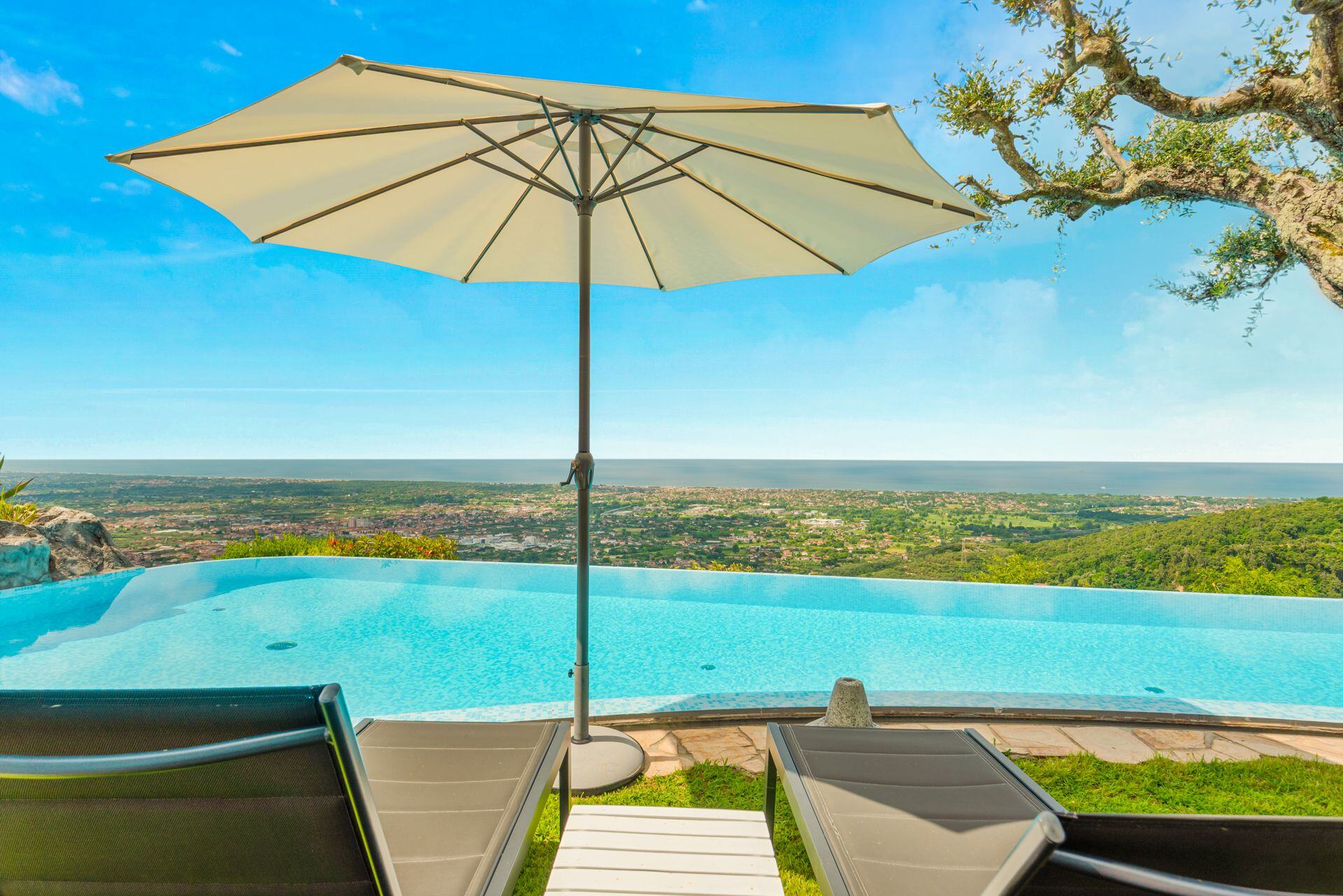 Piscina a sfioro della villa con vista sul litorale della Versilia