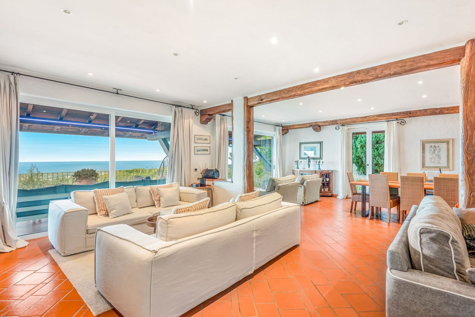 Il soggiorno living della villa con vetrate panoramiche sul mare