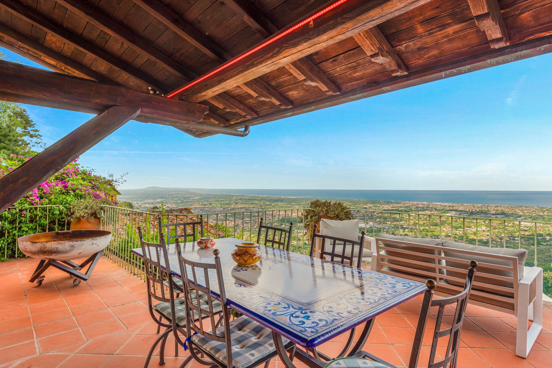 Terrazza panoramica della villa affacciata sul mare