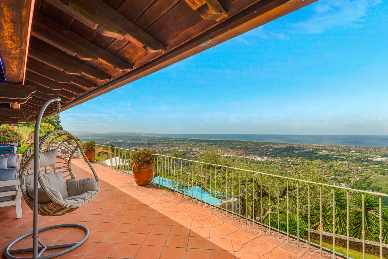 La terrazza coperta sulla costa della Versilia